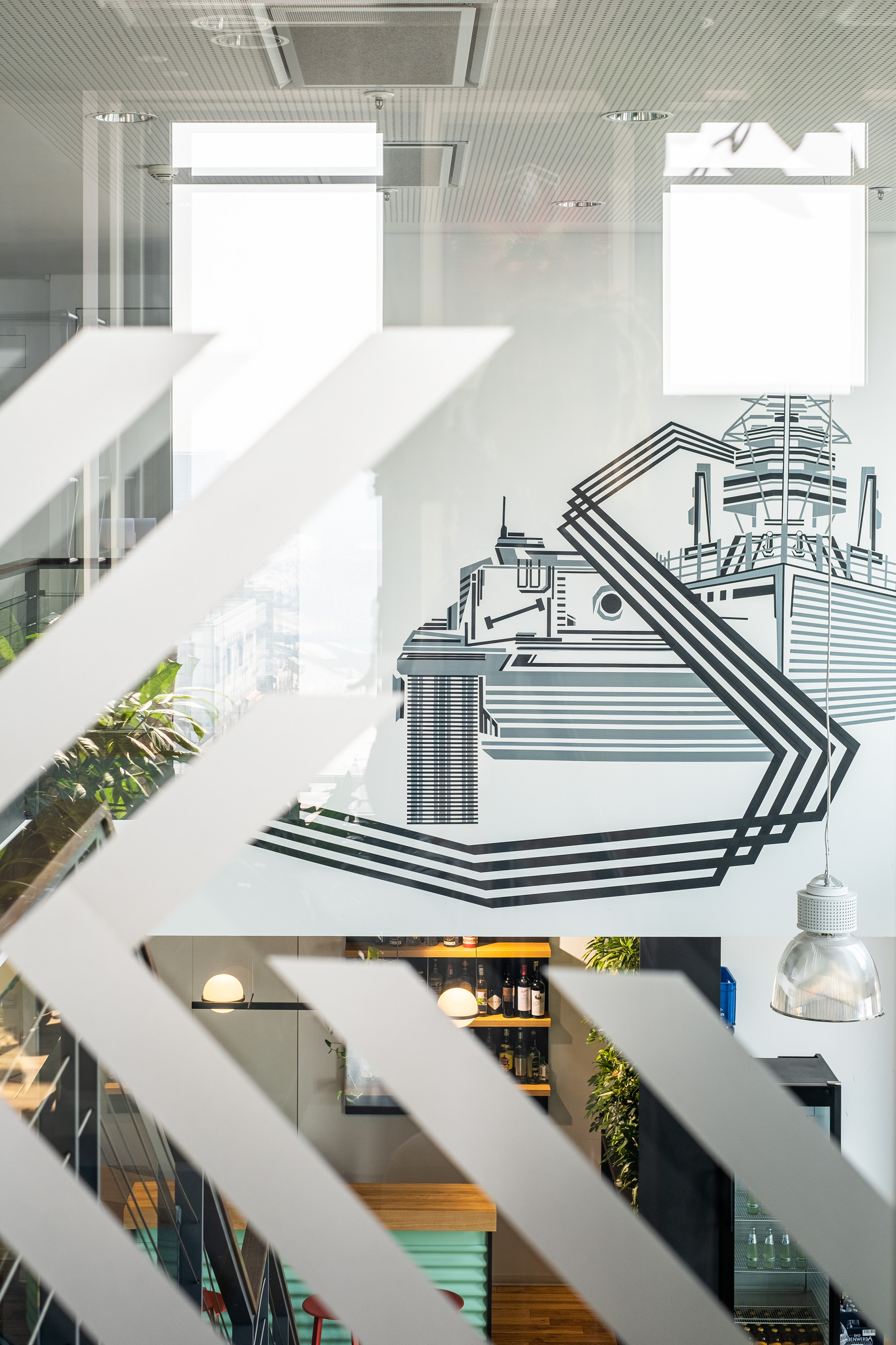 Blick durch das Büro des Geschäftsführers Glaswand mit Tape-Art und Folien