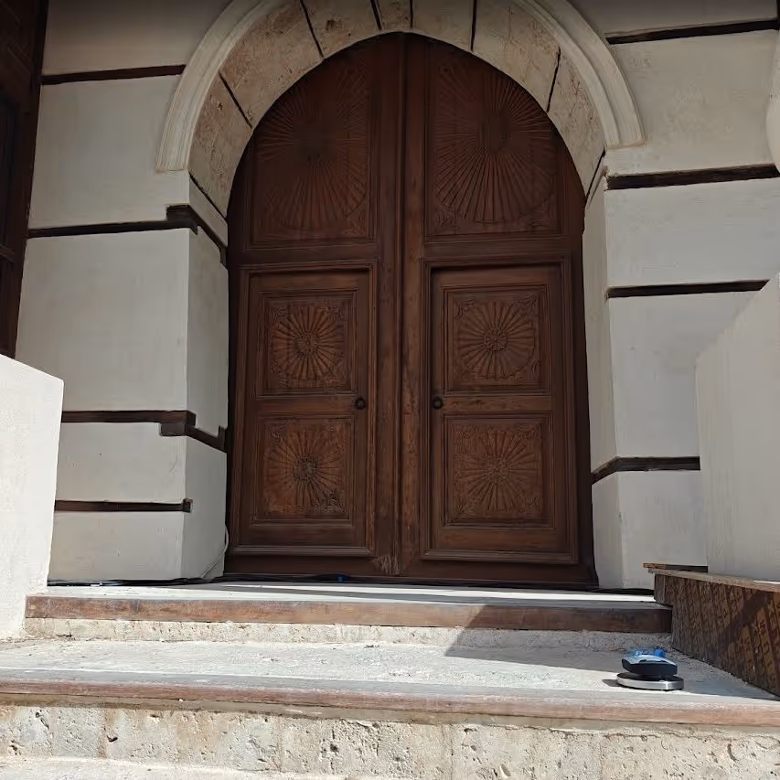 Vibration monitor on concrete slab