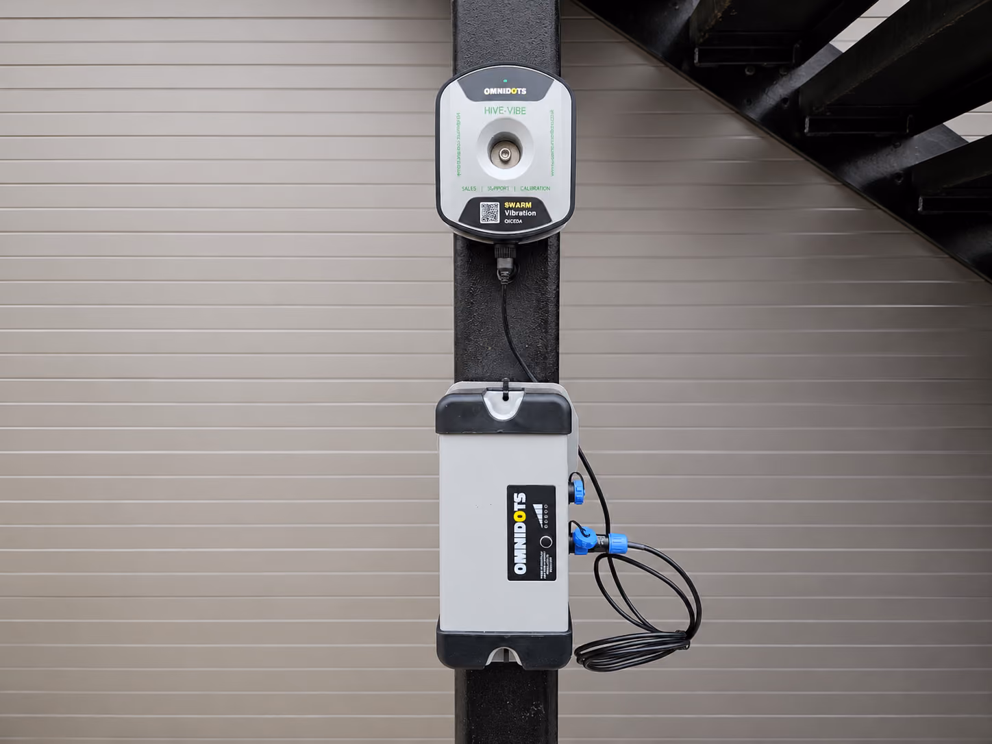 Vibration monitor installed on post
