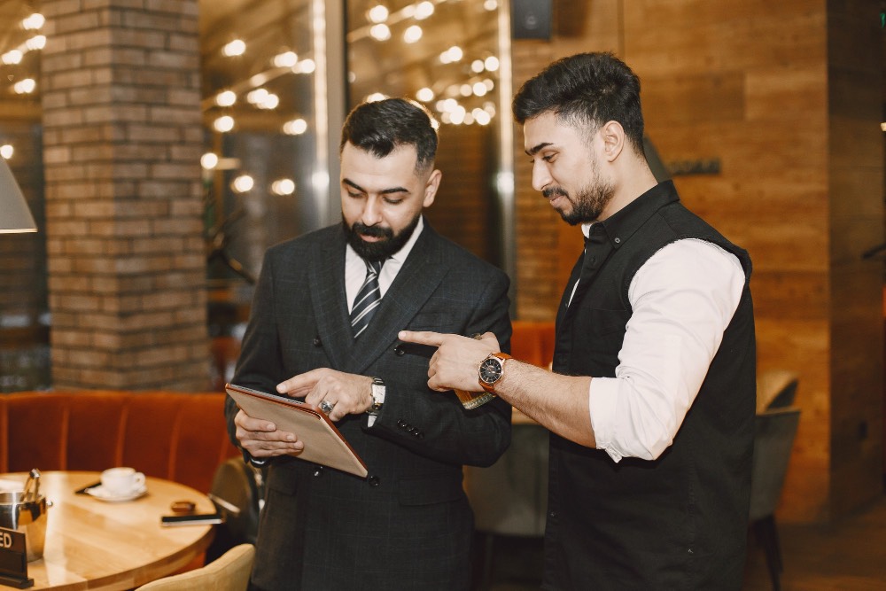 Restaurant Shift Change Management: Best Practices for Smooth Transitions