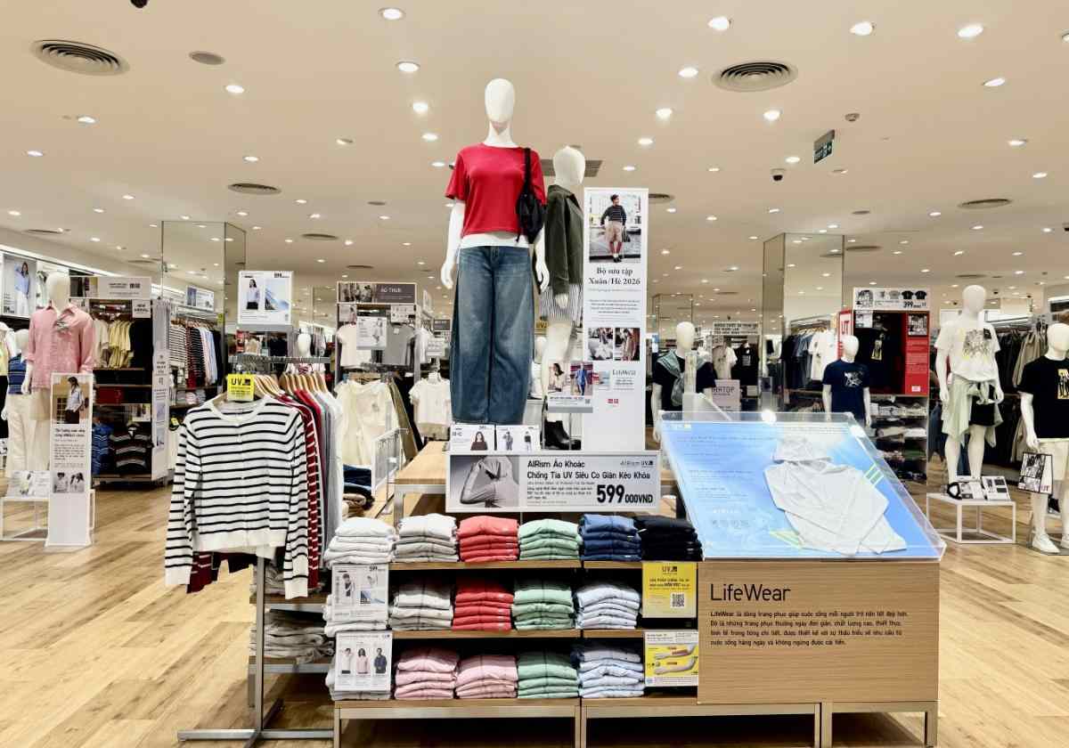UNIQLO store with mannequins and clothing displays