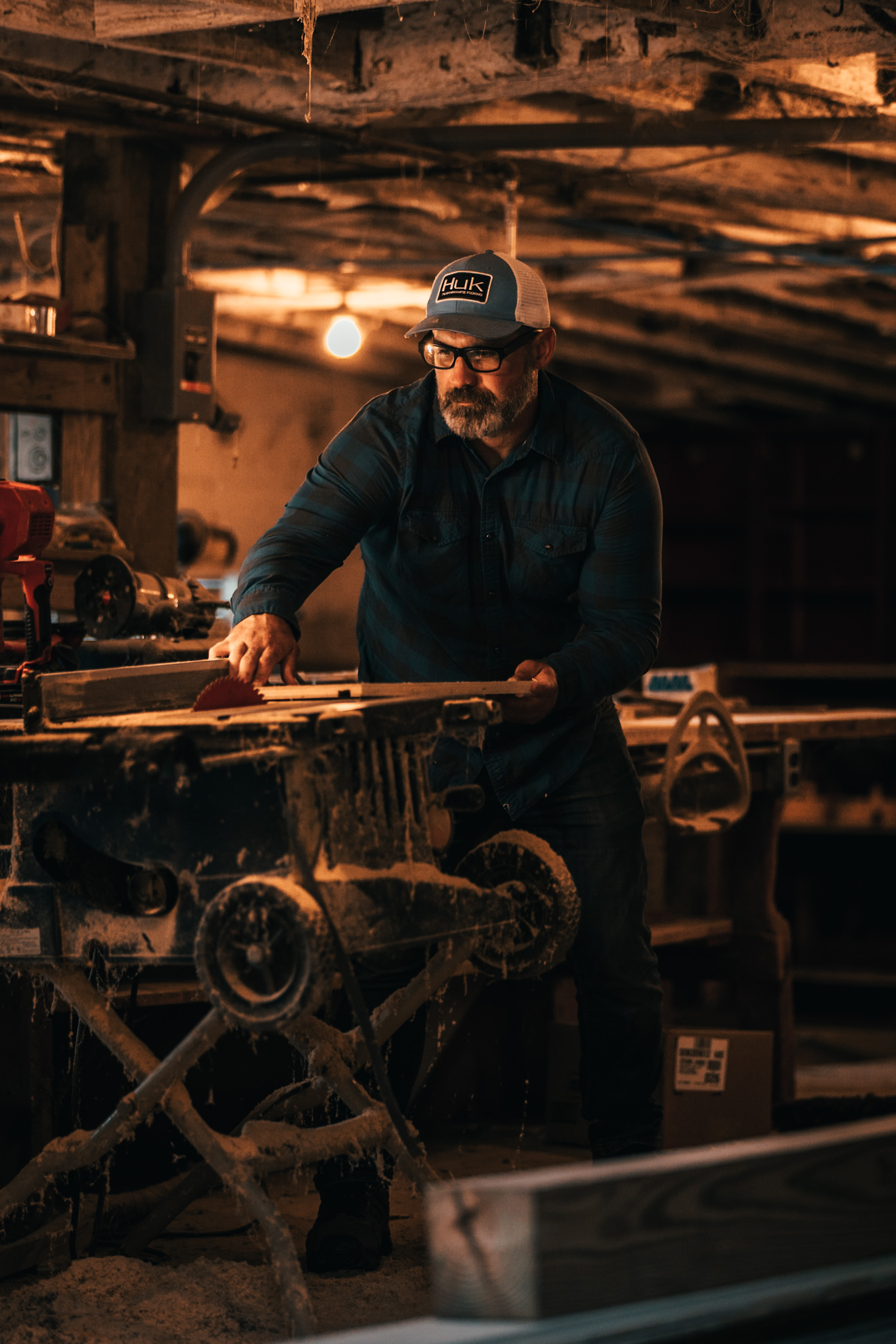 Carpentier cutting wood