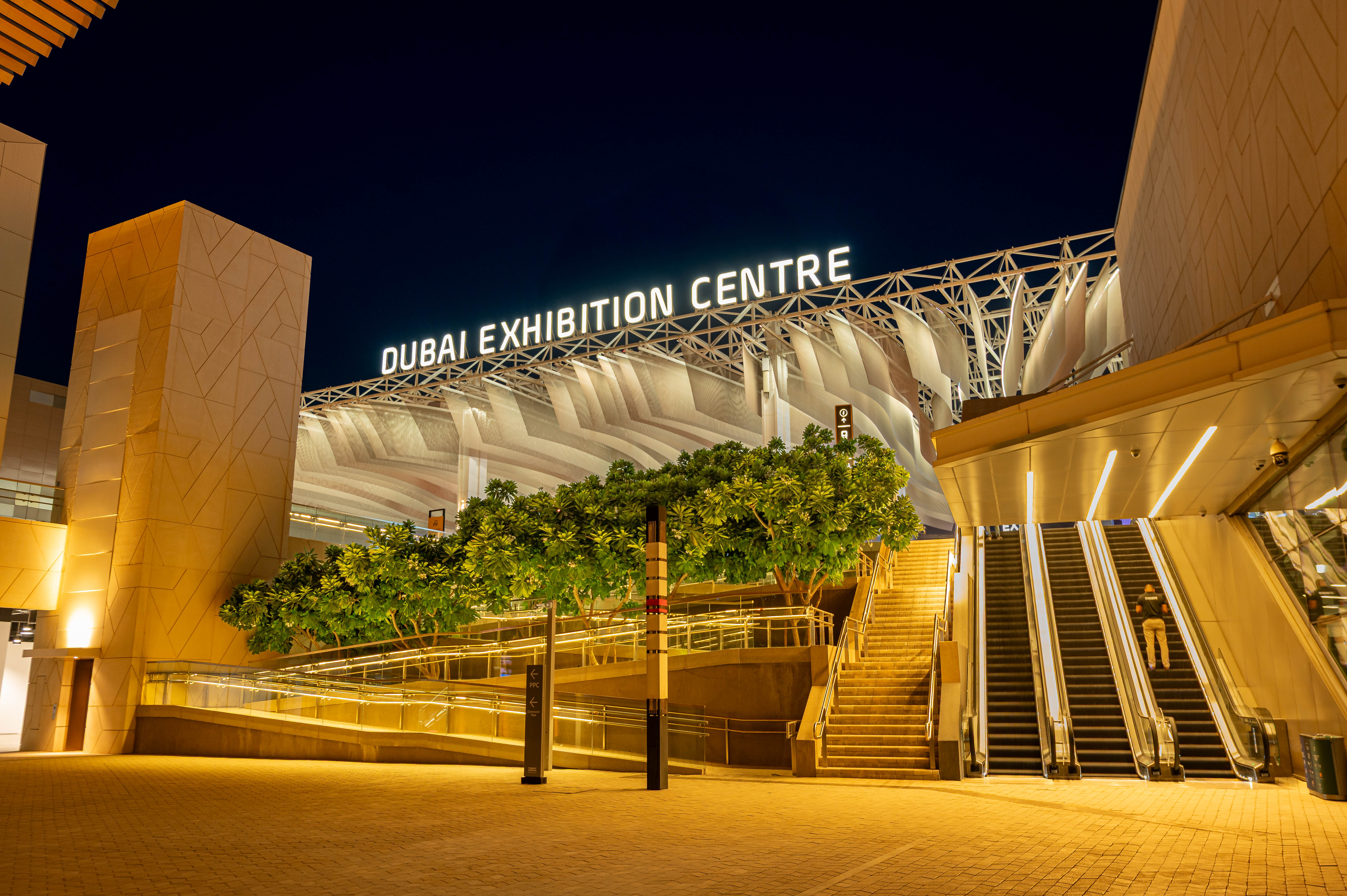 Safe transition from the Exhibition level to the Plaza level