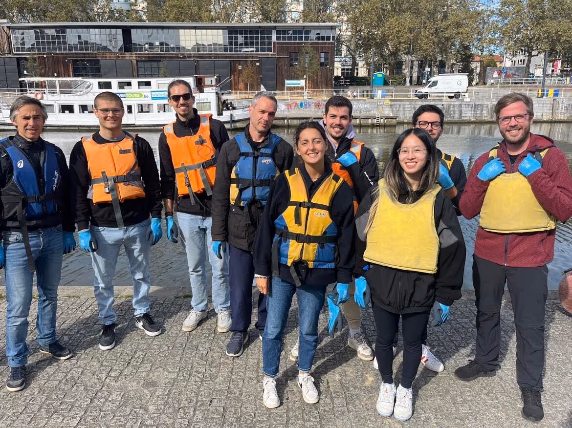 Optimy nettoyer les canaux de bruxelles en kayak