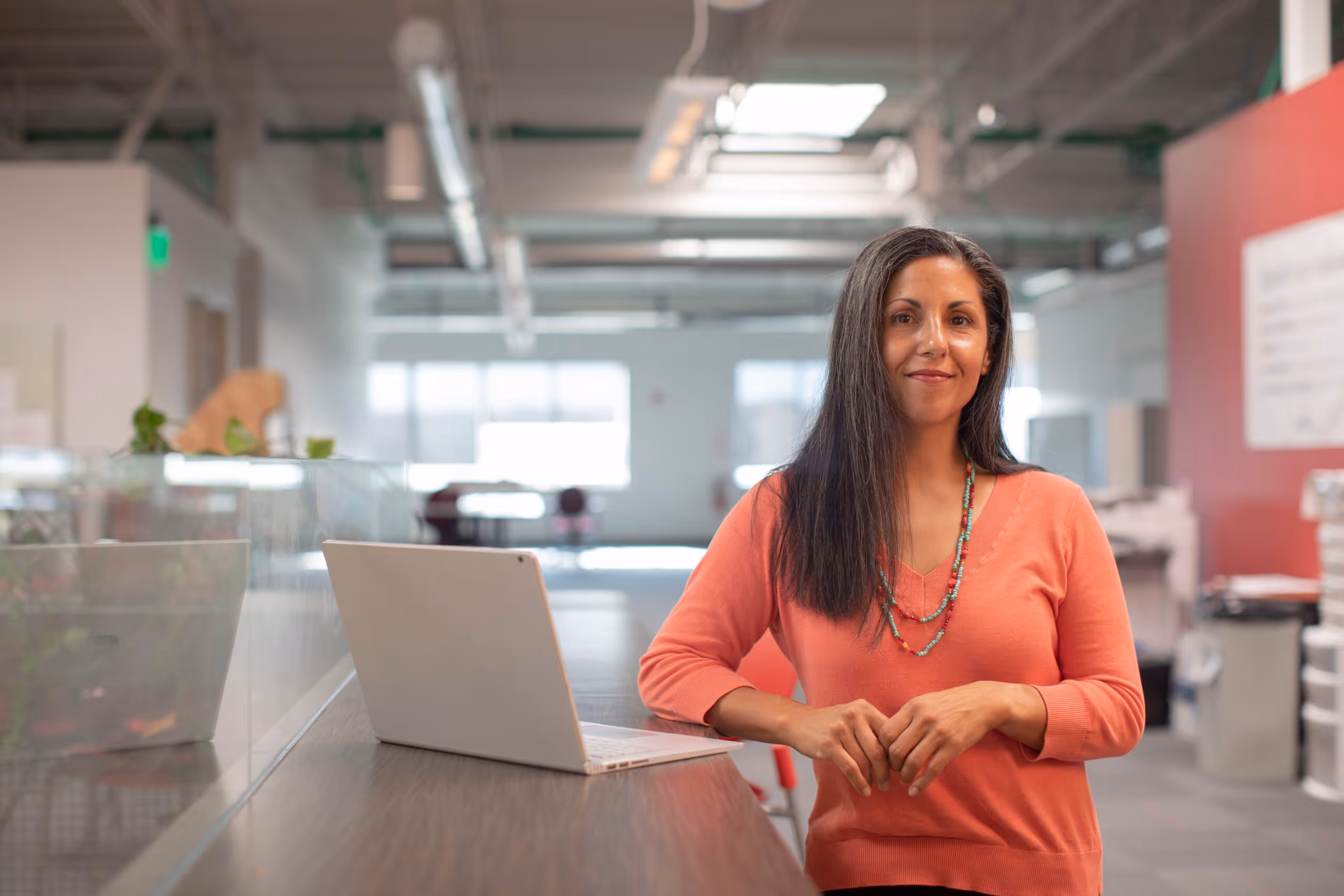 Donna in ufficio.