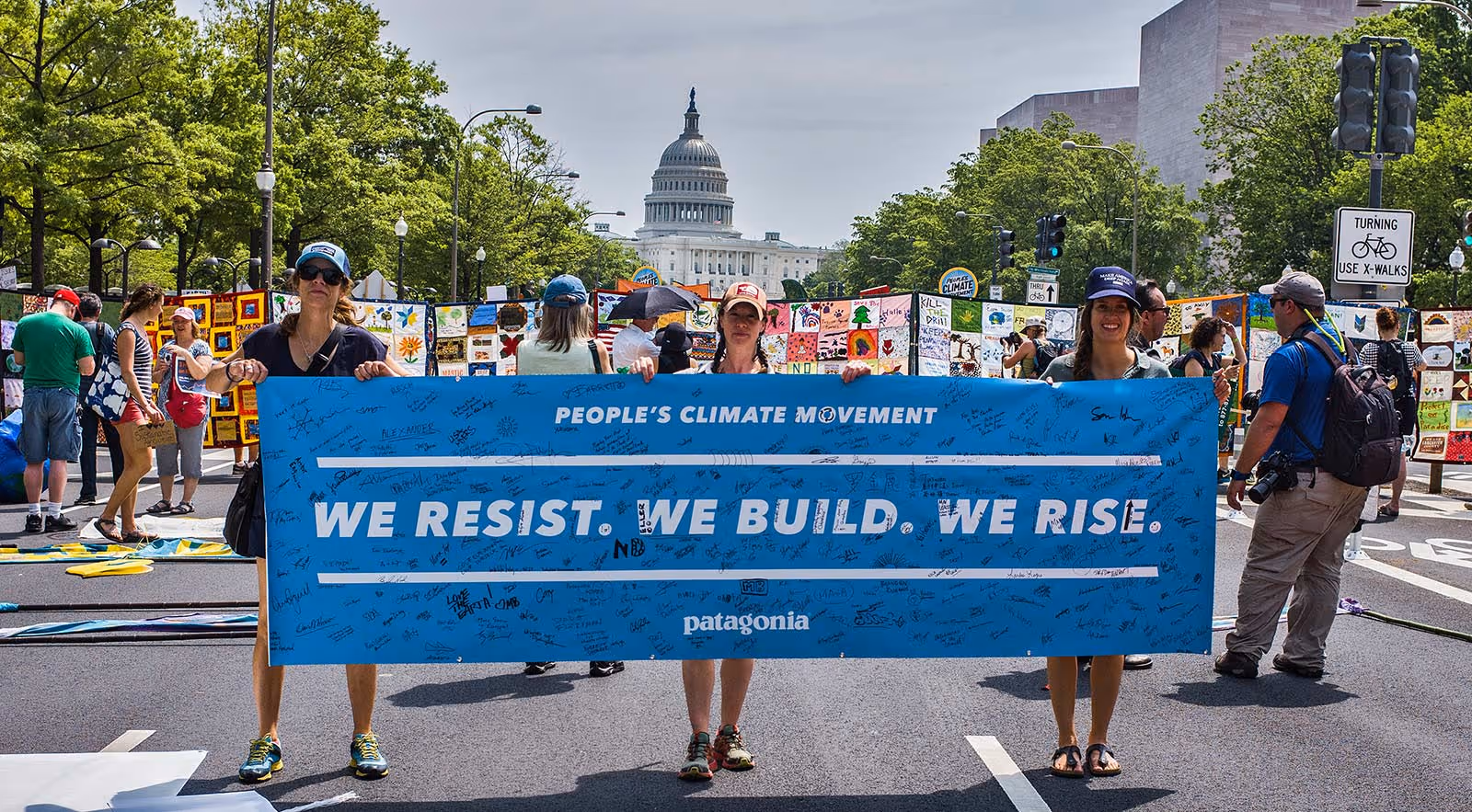 Des militants tiennent une bannière bleue de Patagonia lors d'une marche pour le climat à Washington, D.C.