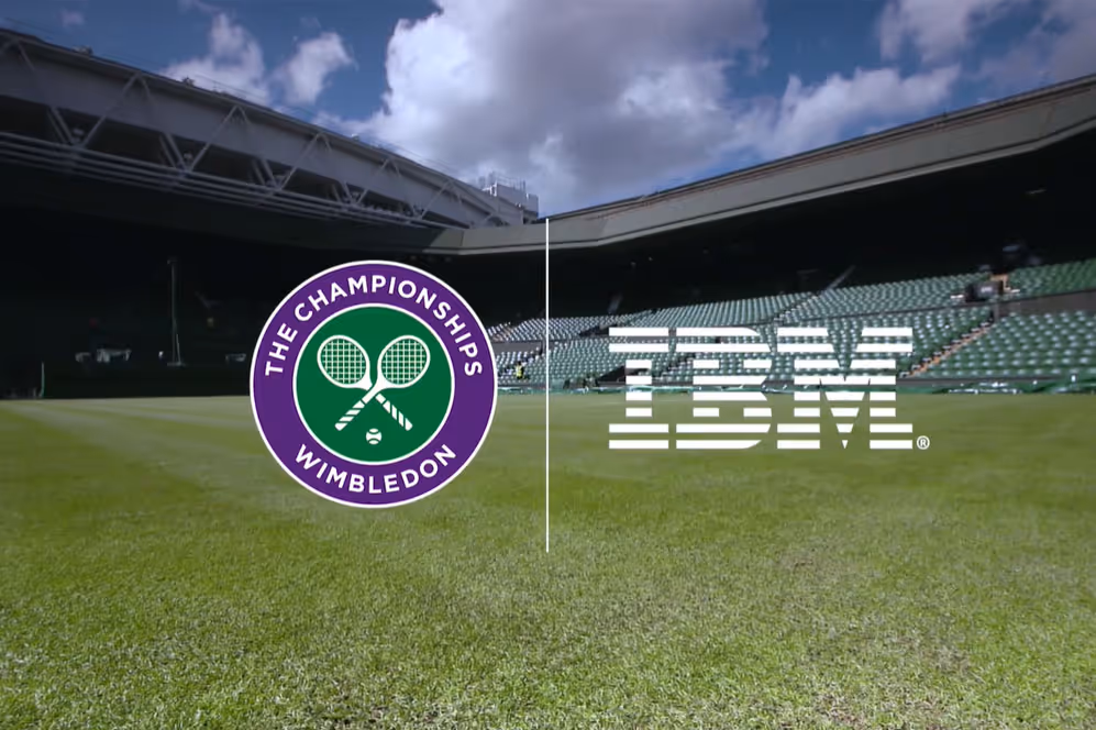 Court de tennis de Wimbledon avec un logo de partenariat avec IBM.