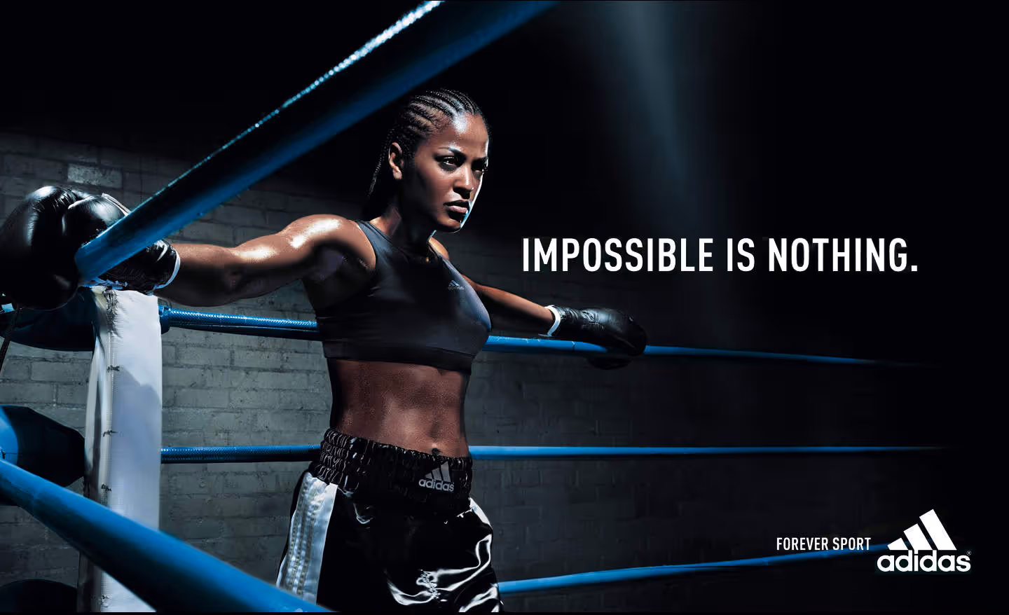 Boxeuse en tenue Adidas s'appuyant sur les cordes avec le slogan "Impossible n'est rien".