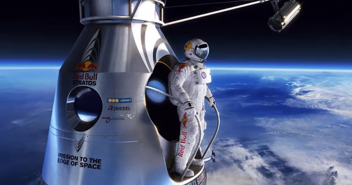 Astronaute debout sur la capsule Red Bull Stratos à la limite de l'espace.