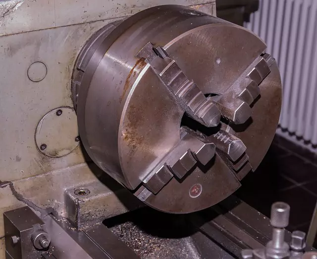 Lathe used in substractive manufacturing