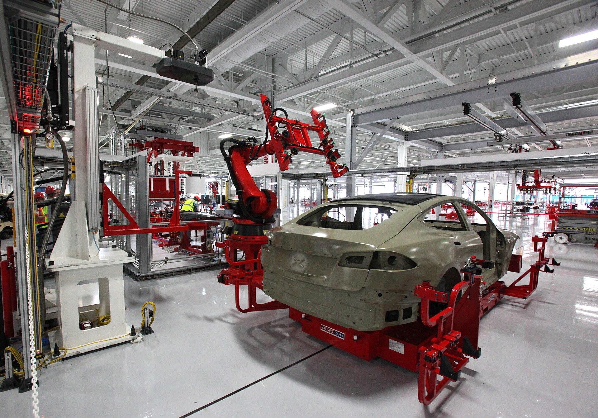 A factory tour after the&nbsp;Model S drive&nbsp;on the track | source Steve Jurvetson&nbsp;-&nbsp;Flickr:&nbsp;Tesla Autobots CC BY 2.0