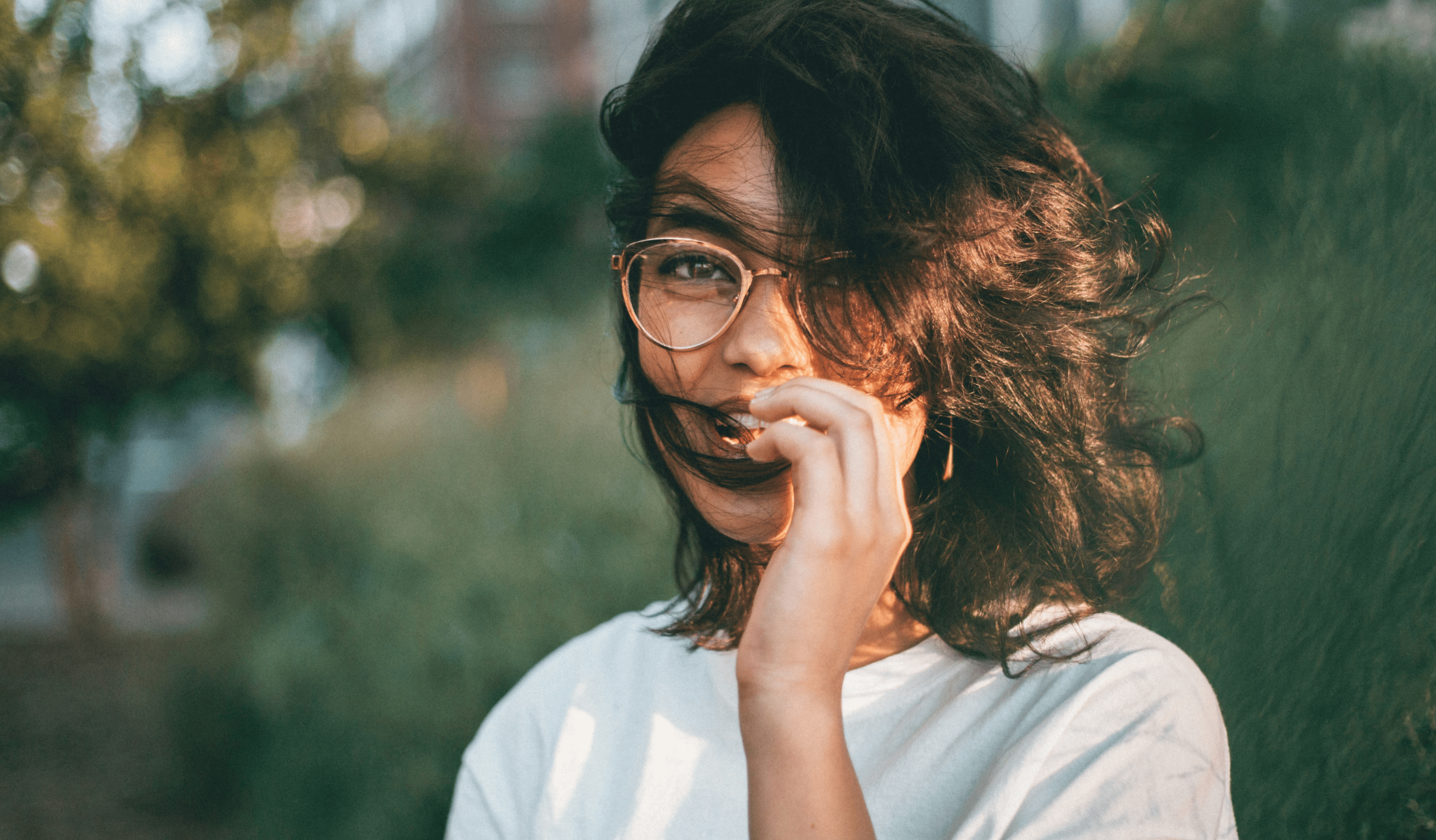 Woman looking uncertain towards her right-hand side.