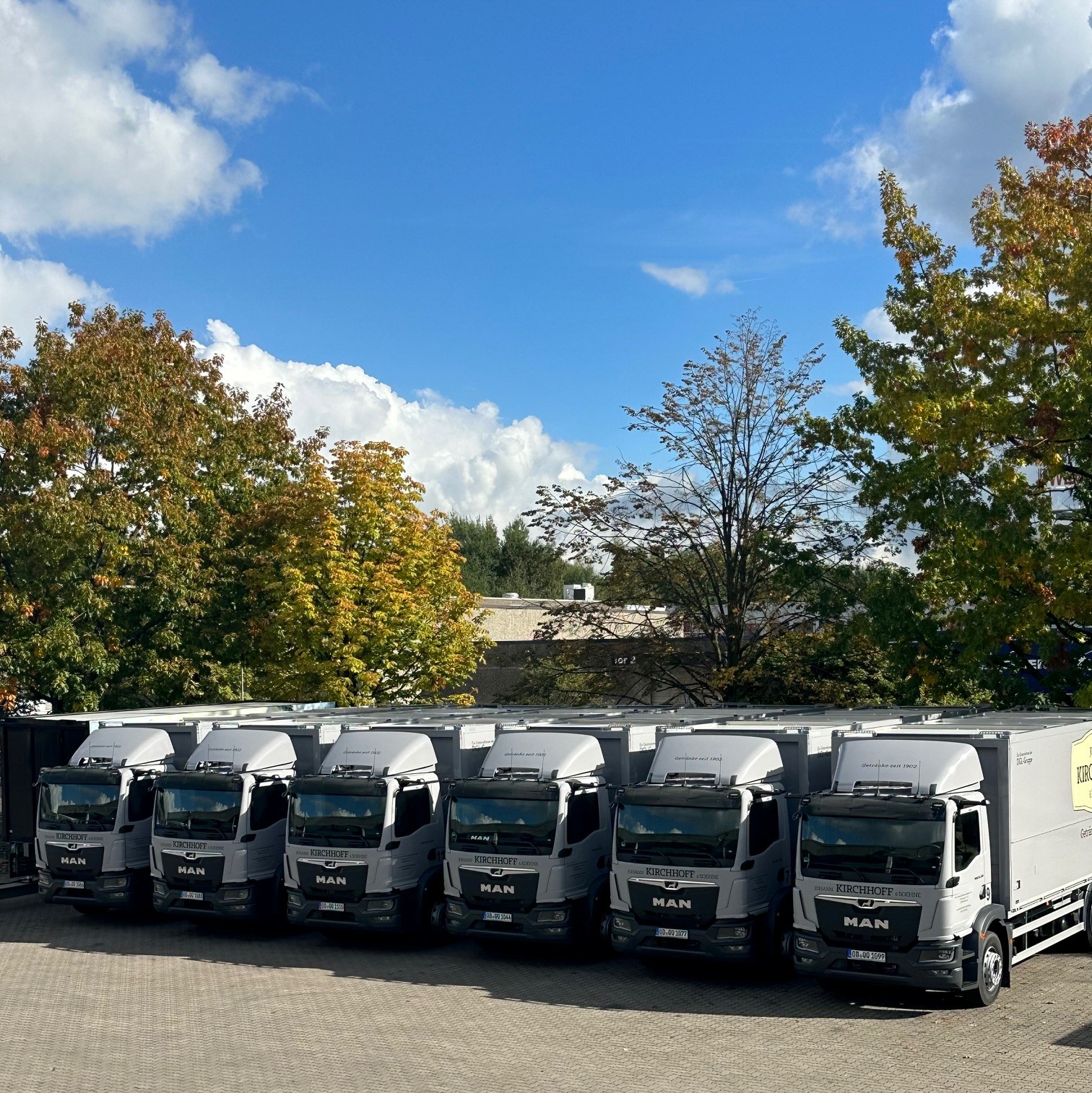 MAN Lkw in einer Lagerhalle stehend