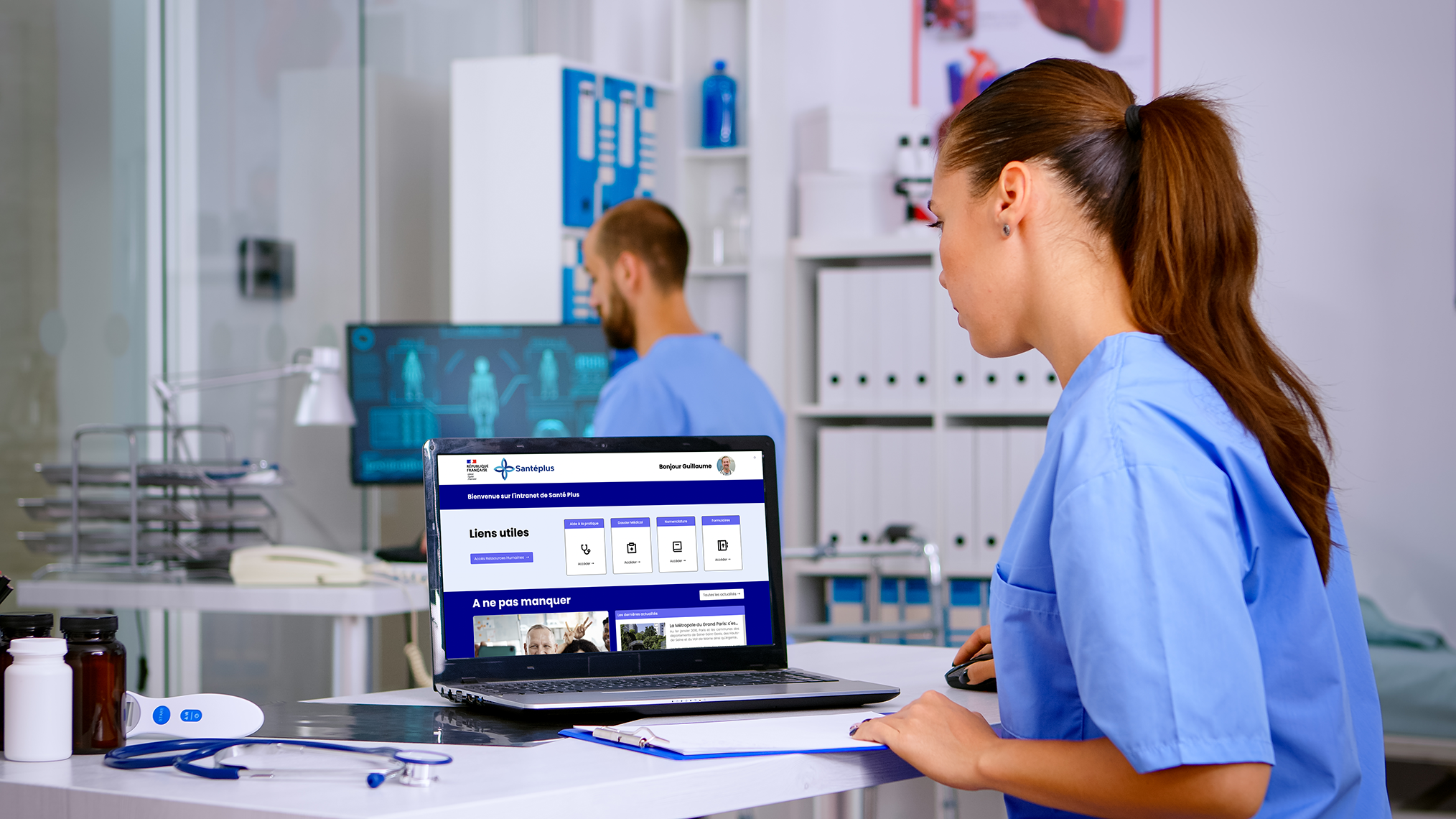 Professionnels de santé utilisant une plateforme collaborative numérique pour améliorer la coordination et la qualité des soins.