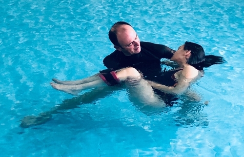 Rui Granja is doing the Power Accordion, a strong stretch that is safe for the neck