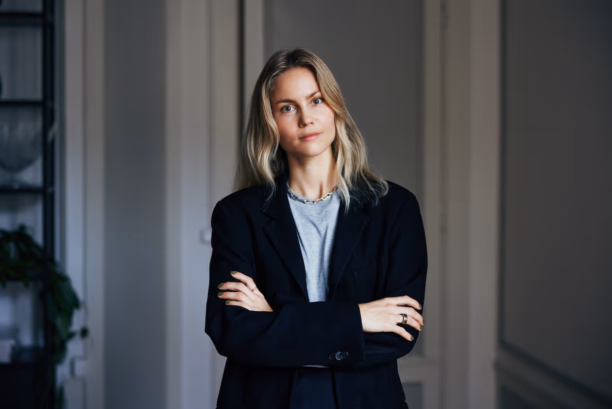 Anna Fast Nilsson explores the self-reflection trends among younger generations in a Bureaubiz article on workforce dynamics.