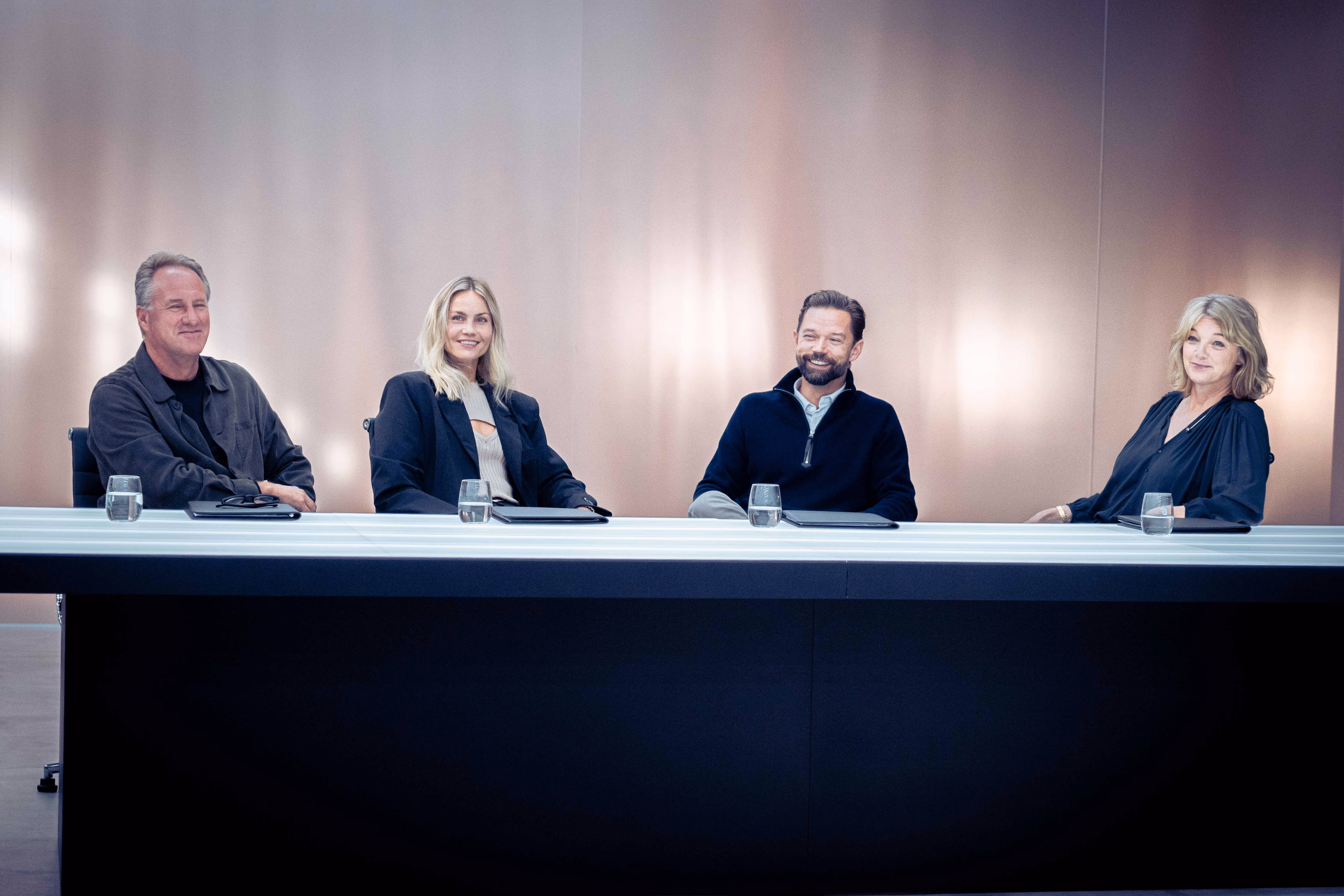 Anna Fast Nilsson, rekrutteringsekspert, sammen med tre andre chefer fra DR1-programmet 'Cheferne - Jagten på talent'. Gruppen diskuterer ledelse og rekruttering for fremtidens talenter.