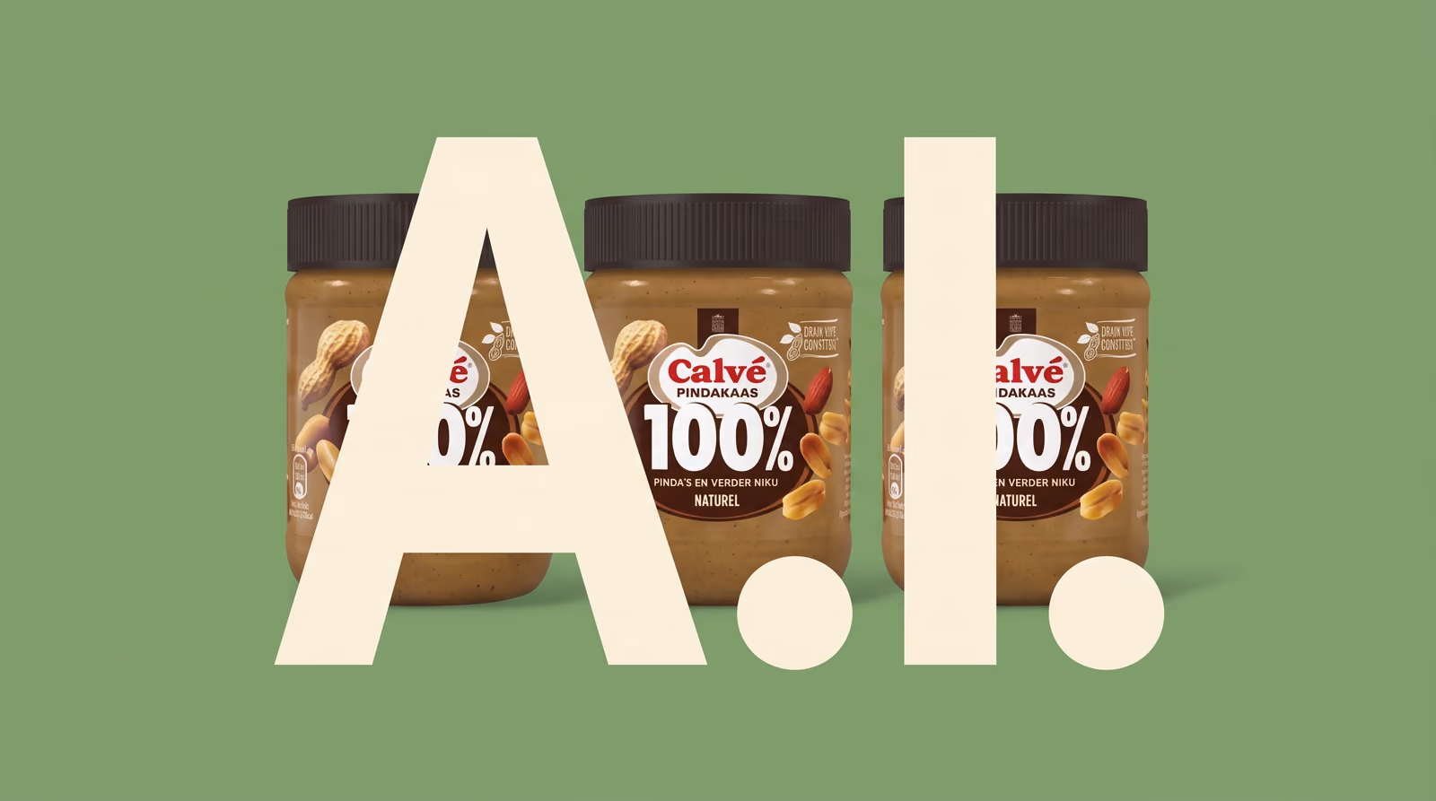 Drie potten pindakaas achter grote letters A.I., als beeld voor een herkomstlabel dat vertelt wat erin zit.