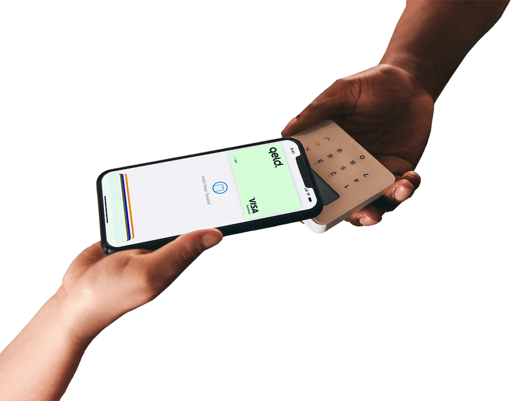 Smartphone som betalar med virtuellt Qred VISA på en fysisk betalterminal