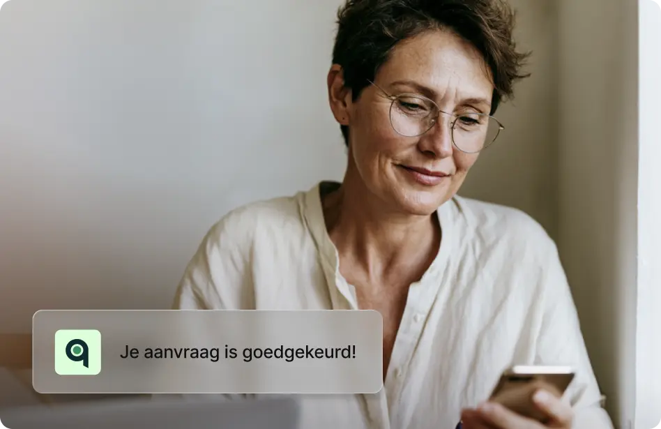 Kvinne i sitt arbeidsværelse i malerbransjen