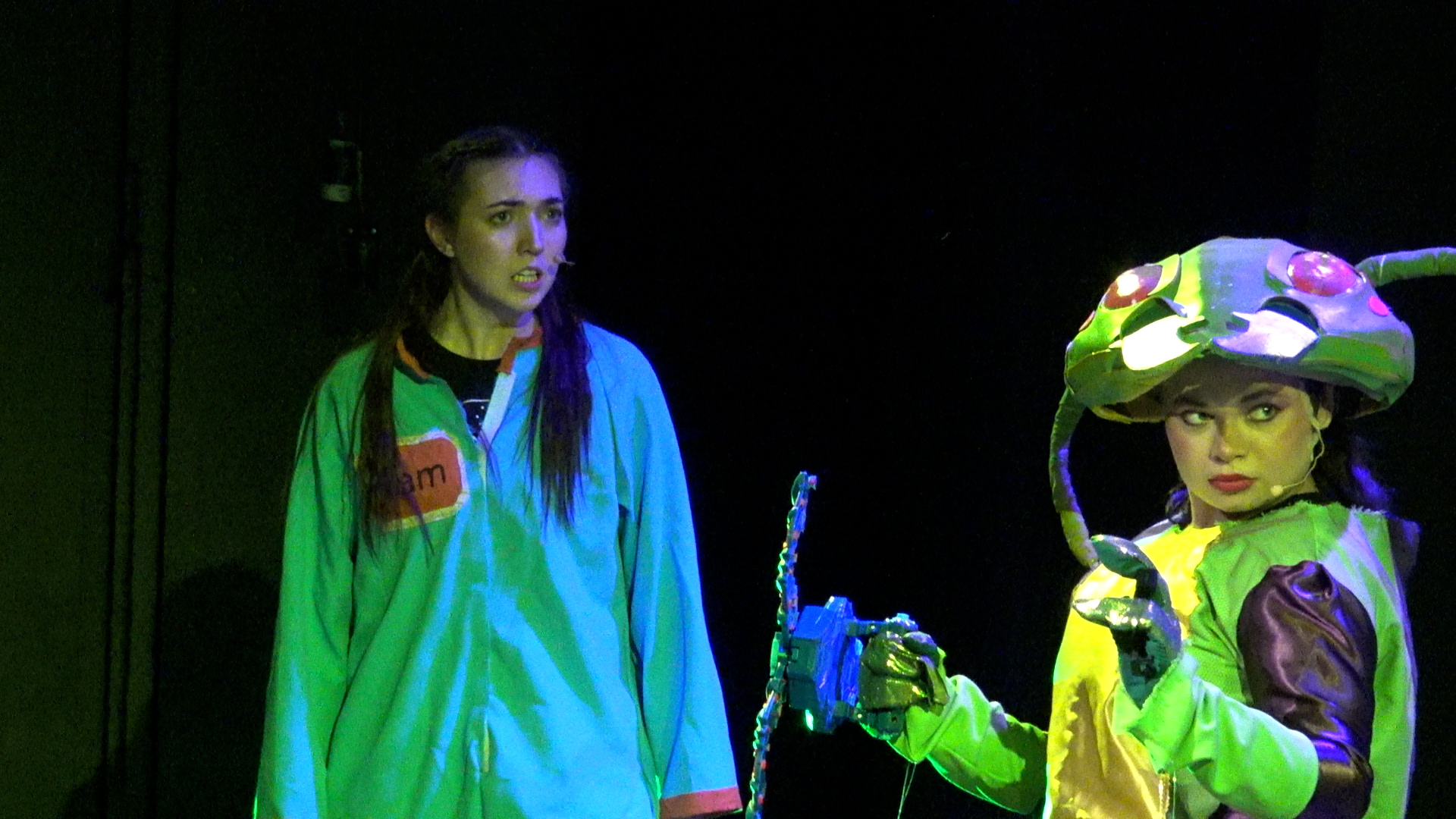 Photo: Ken McDavitt, 2025, Undercurrents festival and Sol One Arts production. Laurenne Tynski as Sam. Mackenzie Albert as Kate.