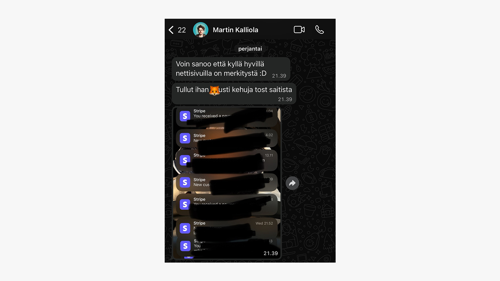Kuvakaappaus WhatsApp keskustelusta Meroidin Co-Founder Martin Kalliolan positiivisia kommentteja uuden verkkosivuston vaikutuksista tilausmääriin sekä kuvakaappaus Stripe-tilauksista.