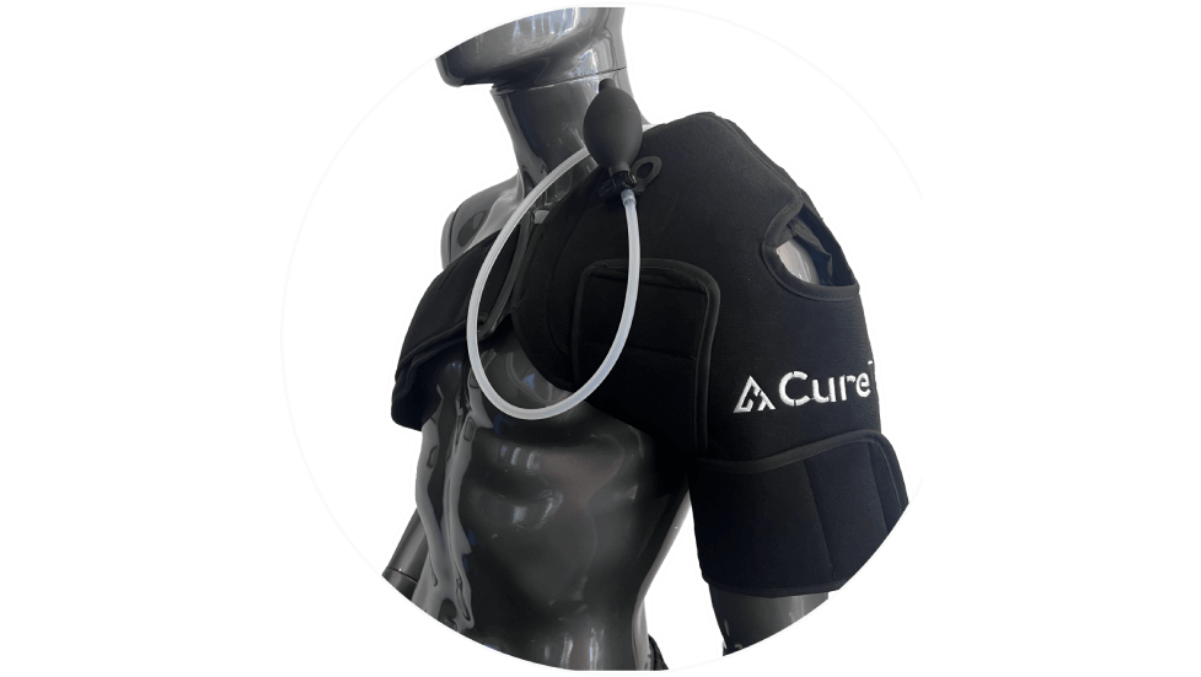 Black shoulder wrap with an air pump and 'Cure' logo on a gray mannequin torso.