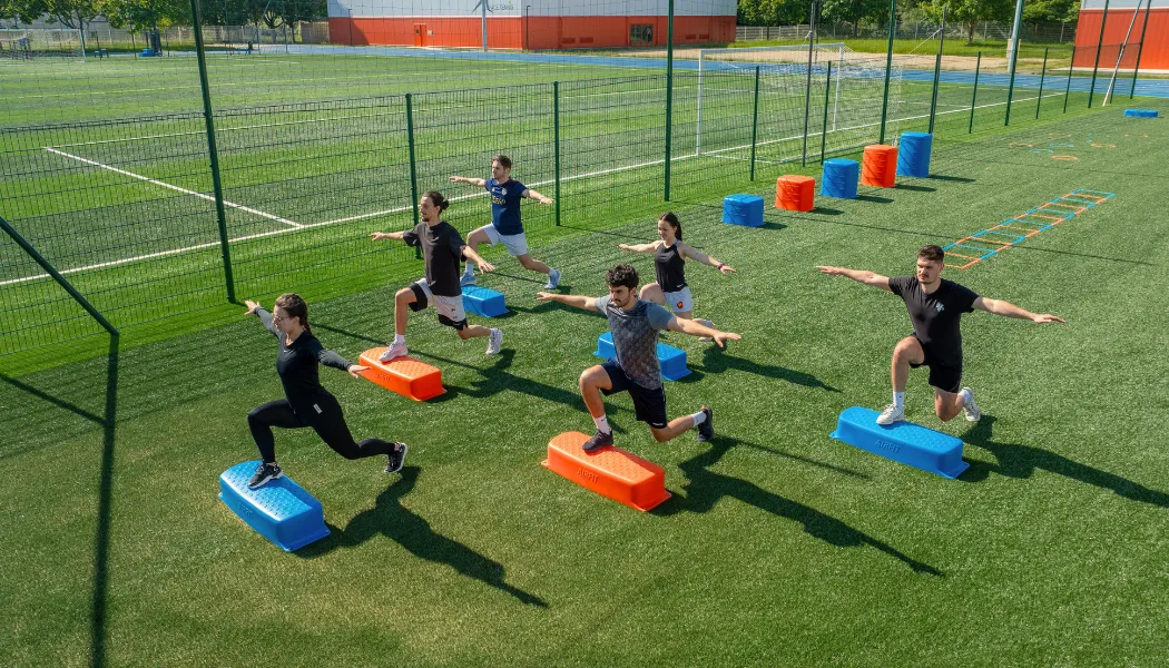 Sportifs s'entraînant sur l'installation AirFit à Montigny-le-Bretonneux