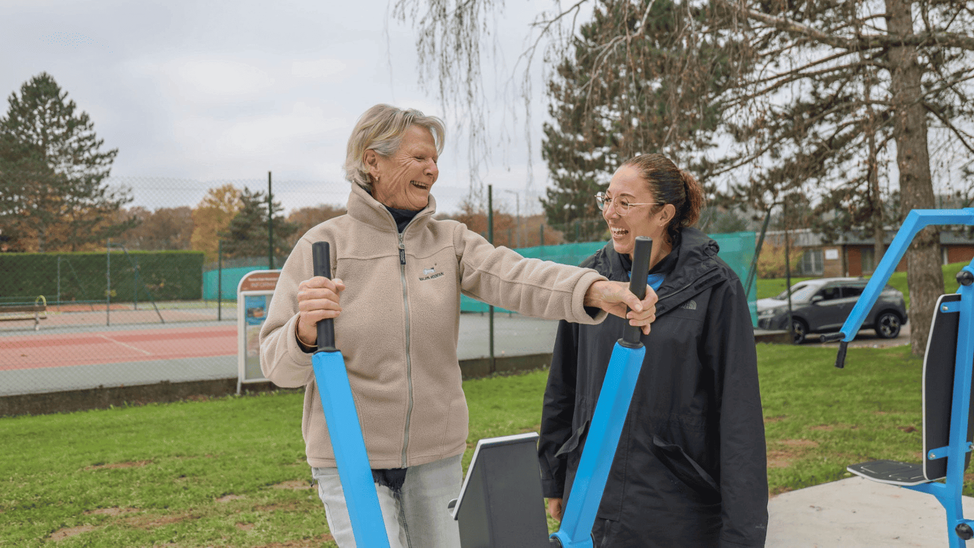 Femme âgée s'exerçant sur l'aire de fitness de Bois-d'Arcy