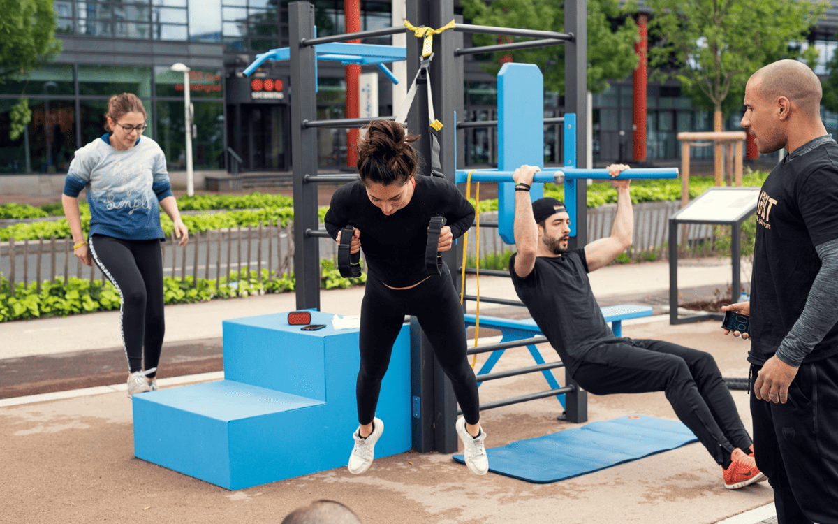 Groupe de sportifs s'entraînant sur l'espace Street-Workout AirFit de Issy-les-Moulineaux