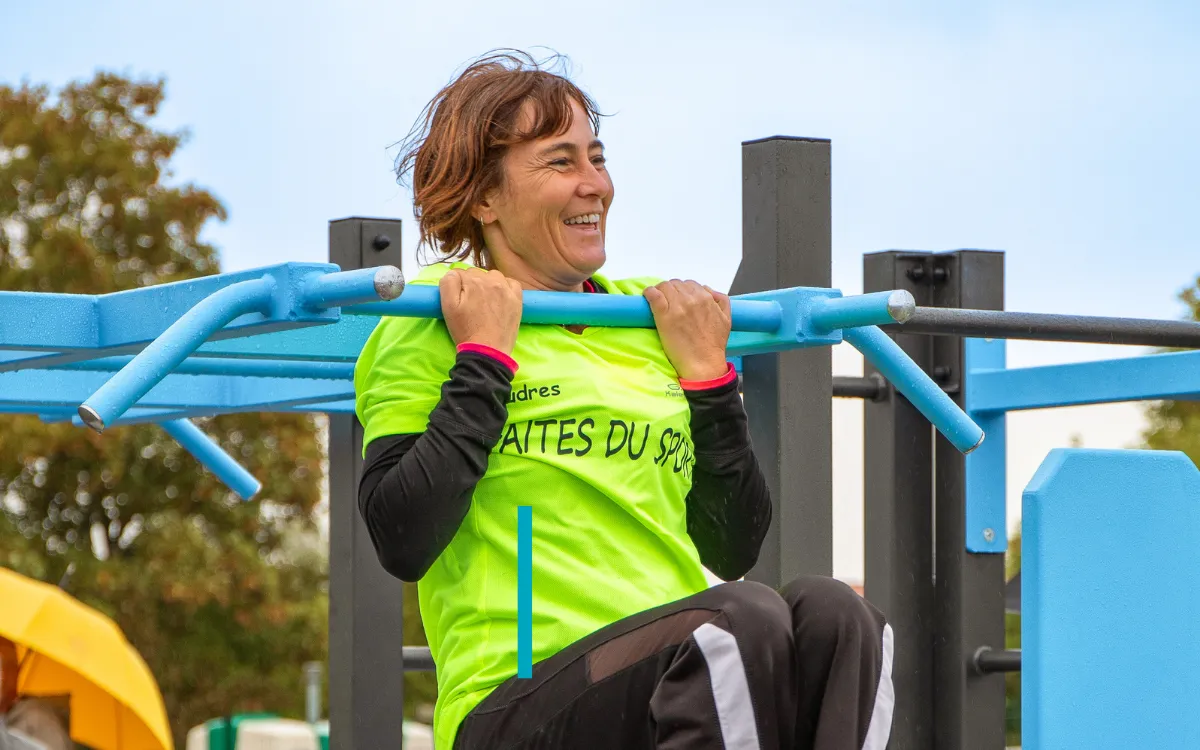 Photo d'une sportive sur l'aire de Street-Workout AirFit de Ludres