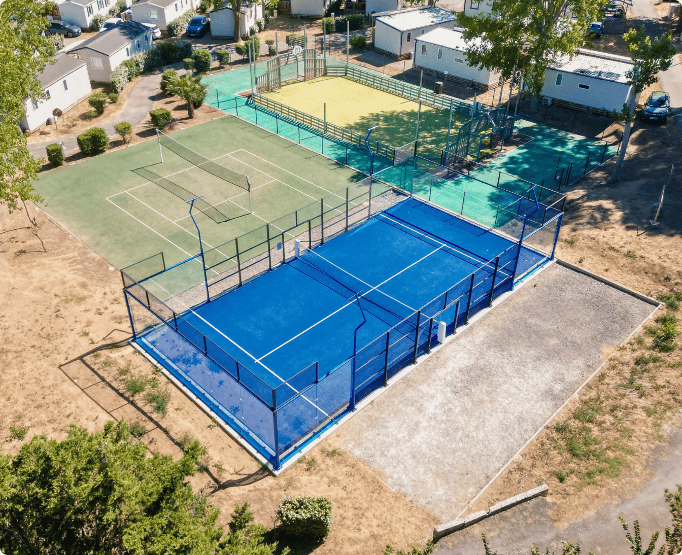 Side-by-side comparison of an empty grassy area and a proposed outdoor gym installation with exercise equipment, including blueprints and 3D model in insets.