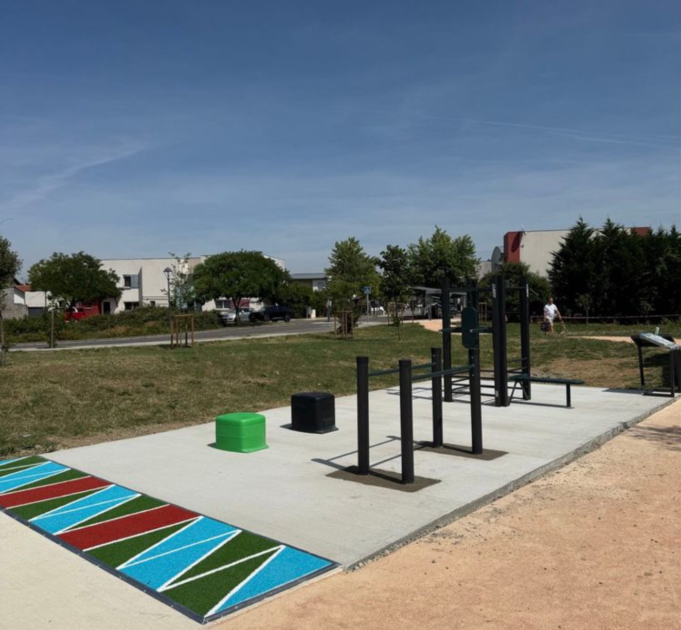 Agrès de l'aire de fitness AirFit de Labarthe-sur-Lèze, teintés en vert noir RAL 6012