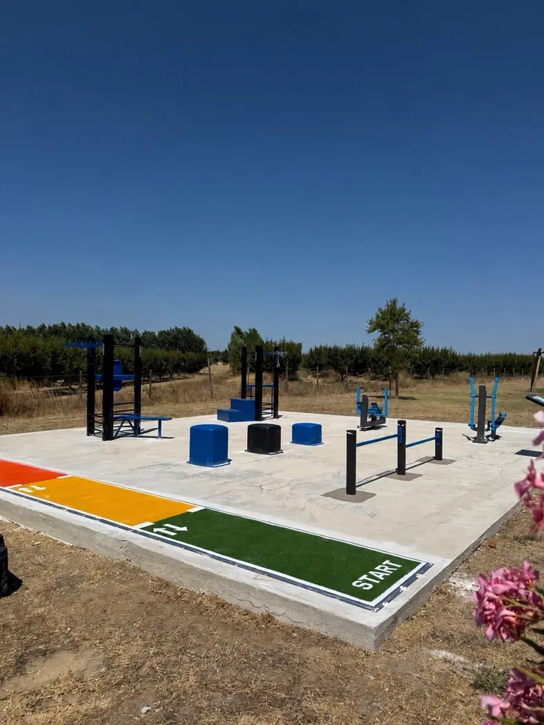 Agrès de cross-training et de motricité du parcours de santé AirFit à Théza