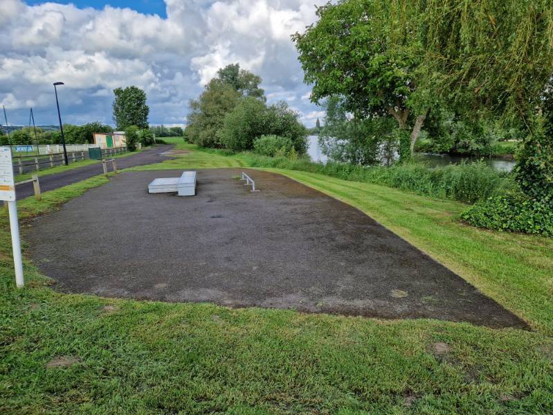 Implantation de la station Street-Fit AirFit à Criquebeuf-sur-Seine, sol amortissant et dallage béton