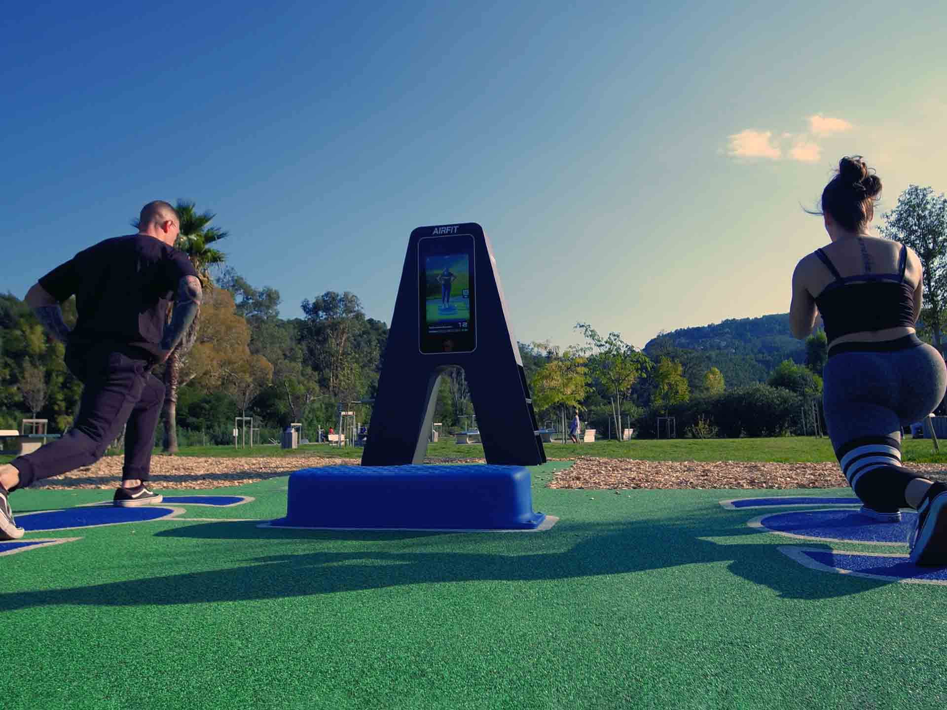 Deux sportifs sur les steps de l'Arena AirFit à Mandelieu-la-Napoule