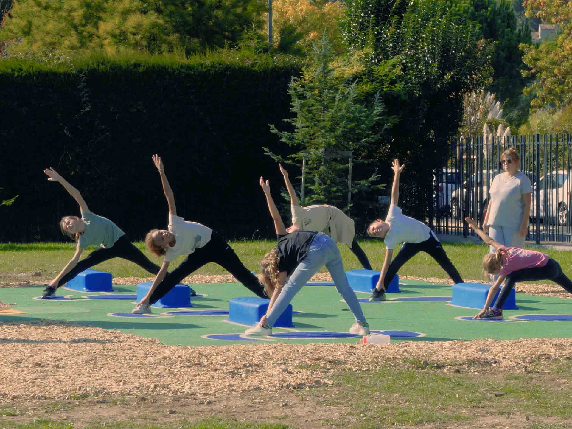Un groupe d'enfants en séance collective devant la borne de l'Arena AirFit à Mandelieu-la-Napoule