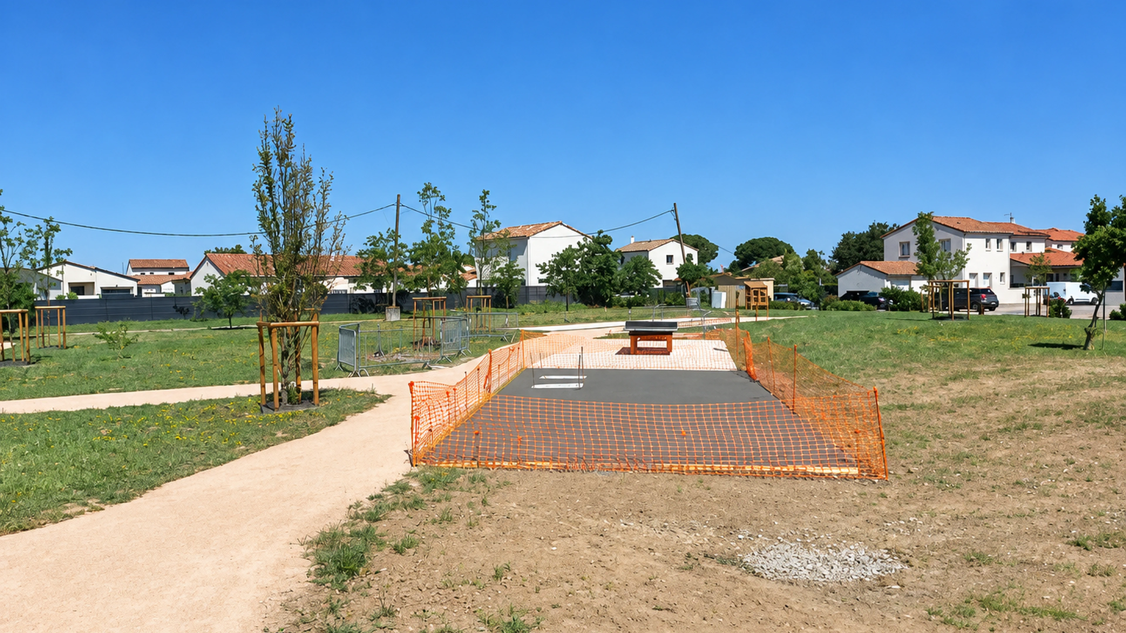 La dalle béton réalisée en régie par les services techniques de Labarthe-sur-Lèze, prête pour la pose des équipements