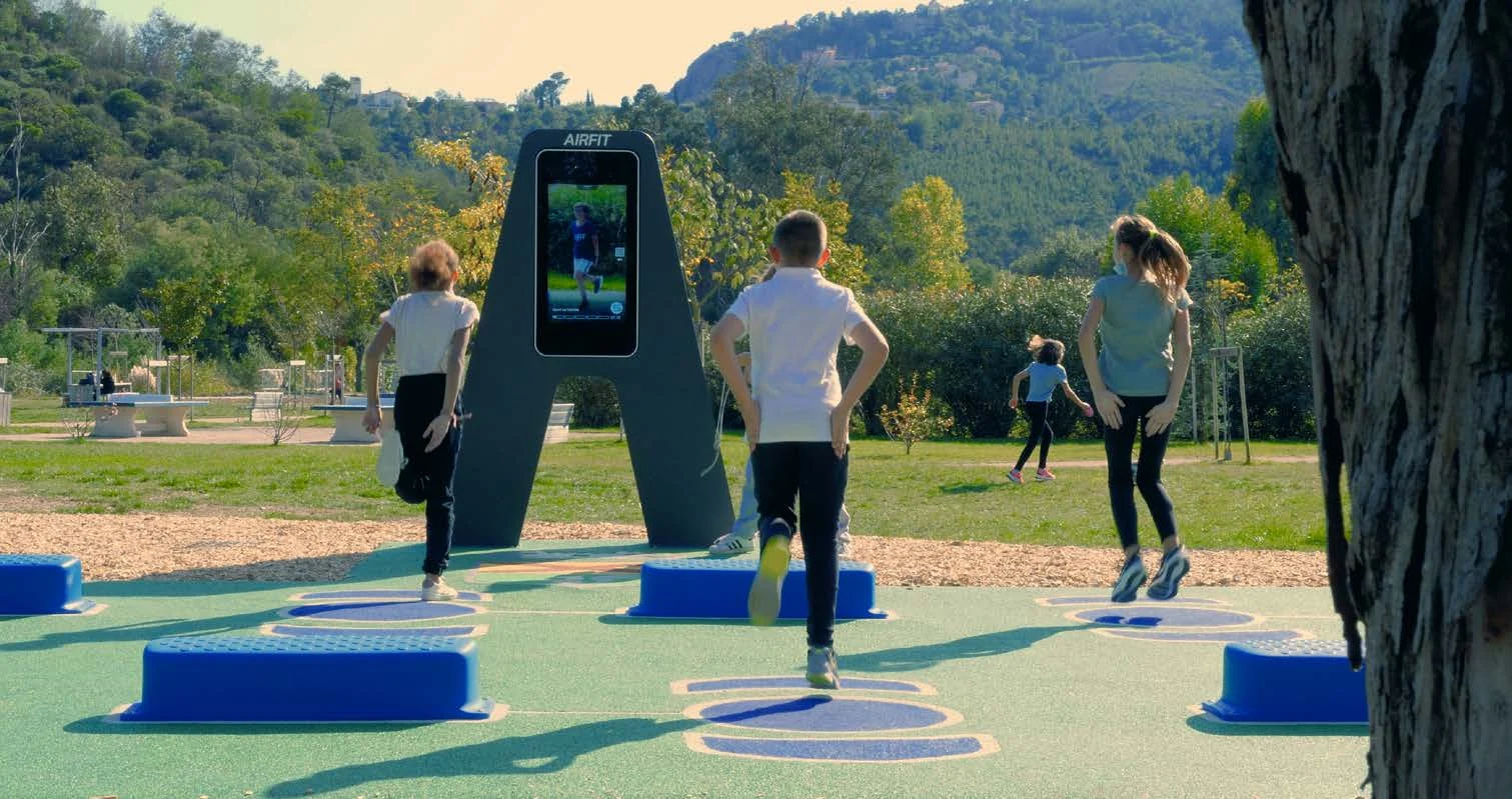Des enfants suivent une séance en famille face à l’Arena AirFit