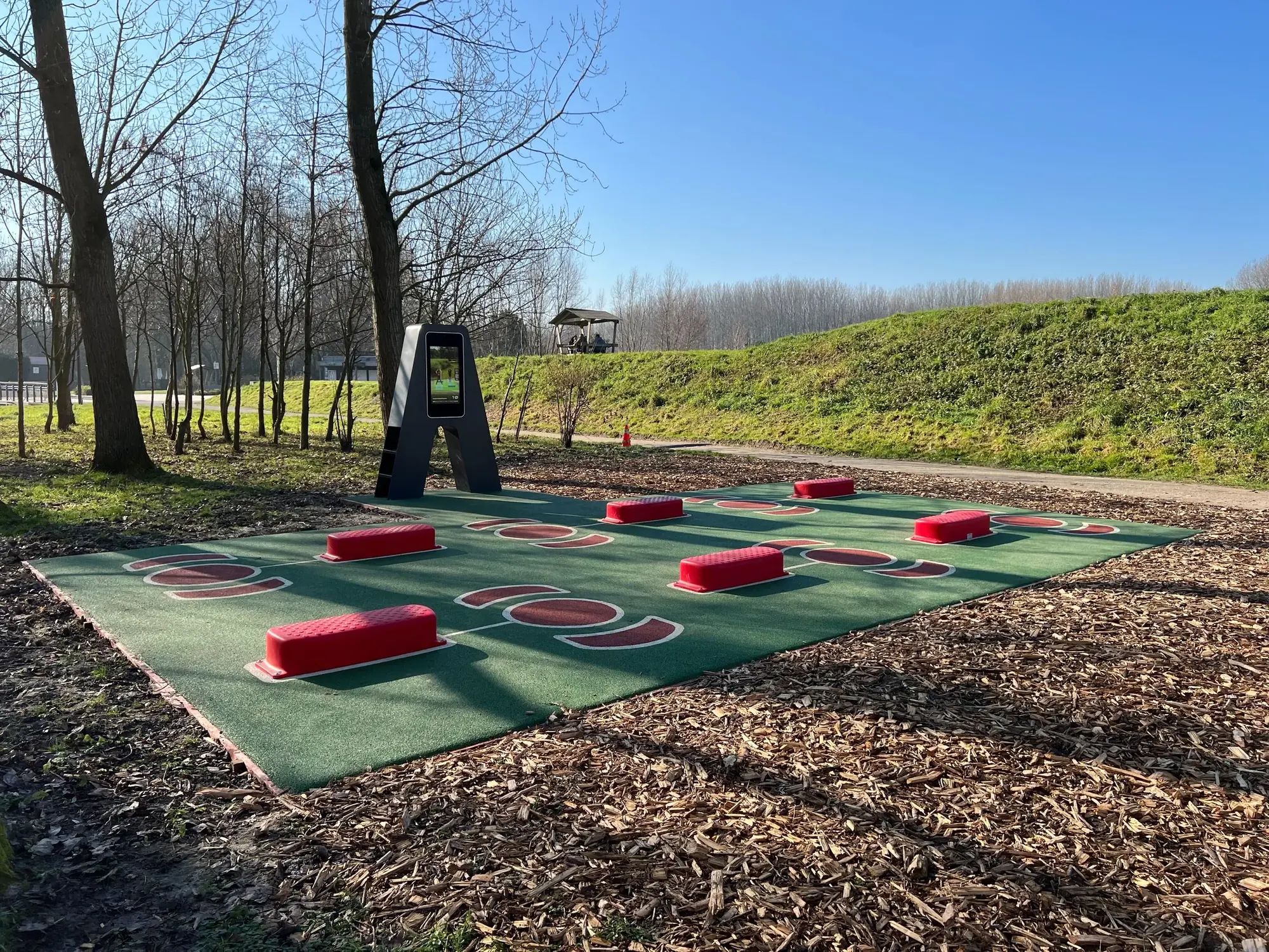 L'Arena AirFit de Loon-Plage au bord du cheminement du parc Galamé, au pied d'un talus engazonné