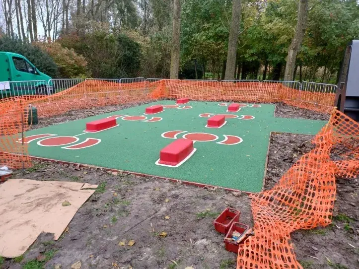 Fin de chantier de l'Arena AirFit au parc Galamé de Loon-Plage, sol coulé posé sur la dalle, abords encore en terre