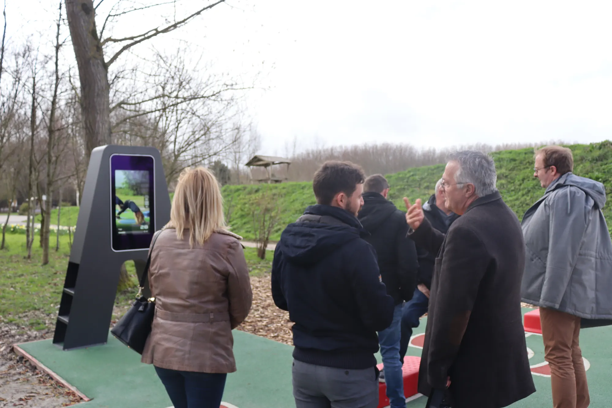 Élus et agents d'autres communes devant l'écran de l'Arena AirFit du parc Galamé, le 24 mars 2023
