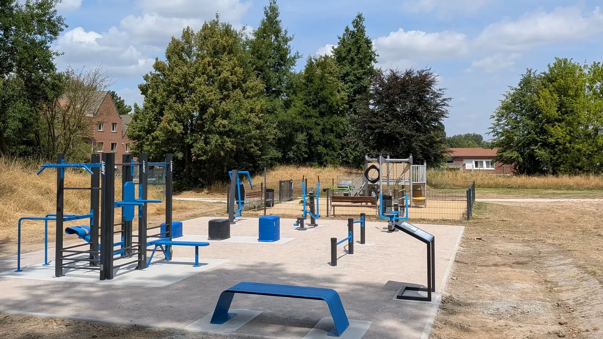 Le plateau sportif AirFit d'Auby en juillet 2026, avec l'aire de jeux en arrière-plan