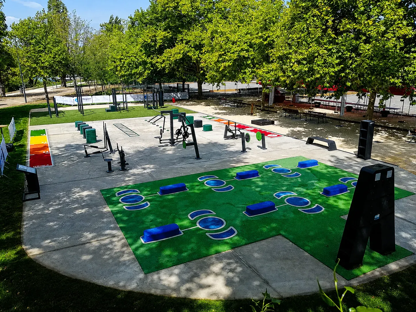 Vue d'ensemble du plateau AirFit de l'Île-Parc Girodet à Bourg-lès-Valence : Arena, motricité, appareils guidés, design actif et street workout sous les arbres