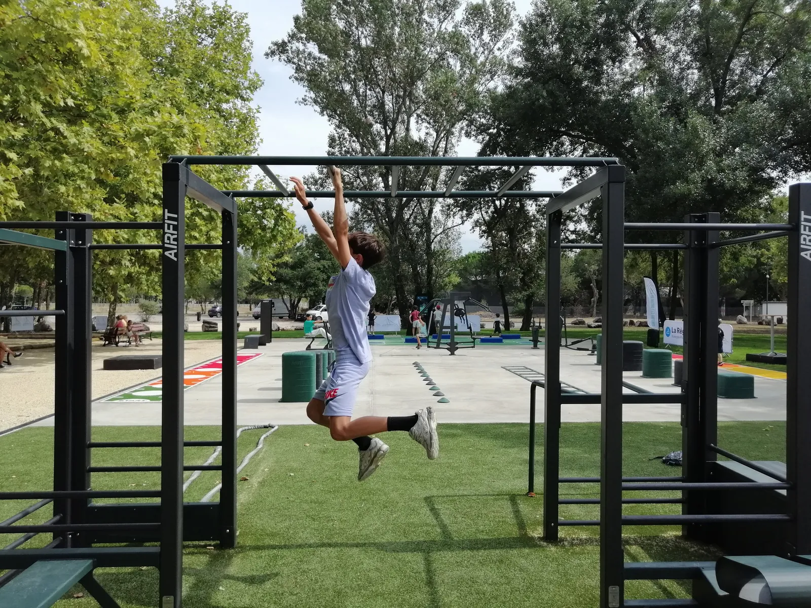 Adolescent suspendu à la station Street-Fit AirFit de Bourg-lès-Valence