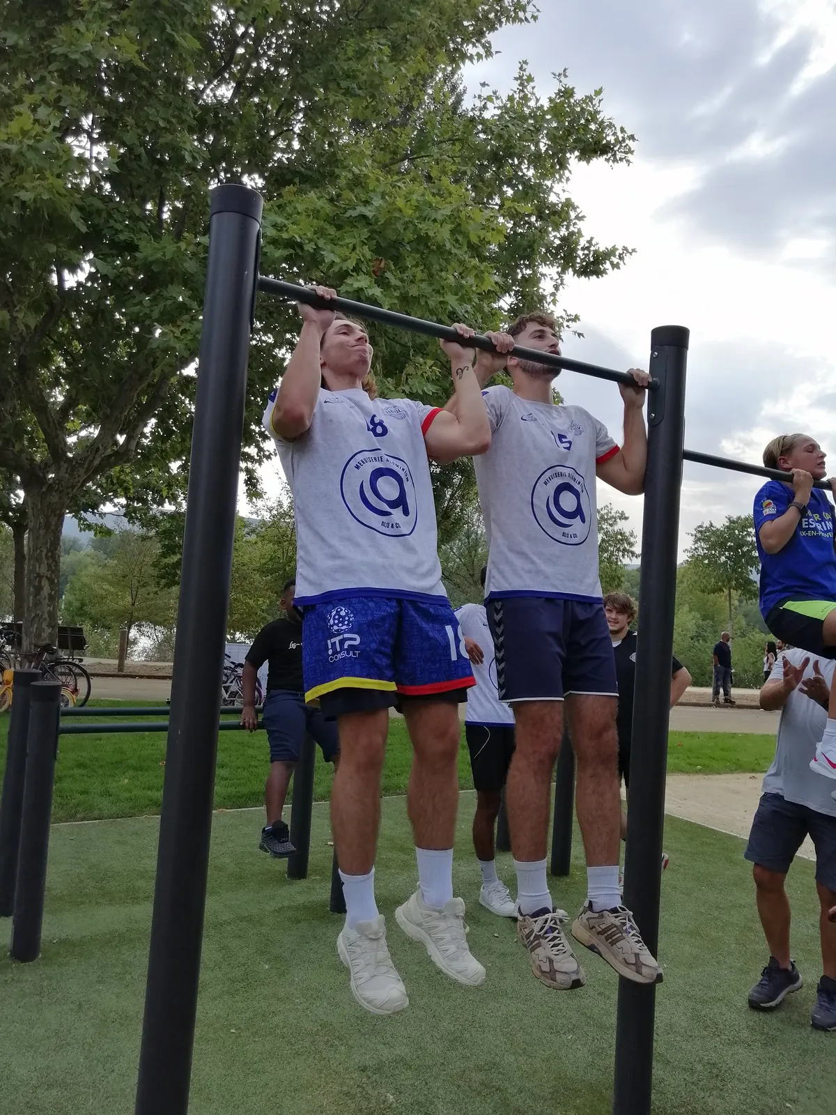 Tractions à plusieurs sur les barres de street workout AirFit de Bourg-lès-Valence
