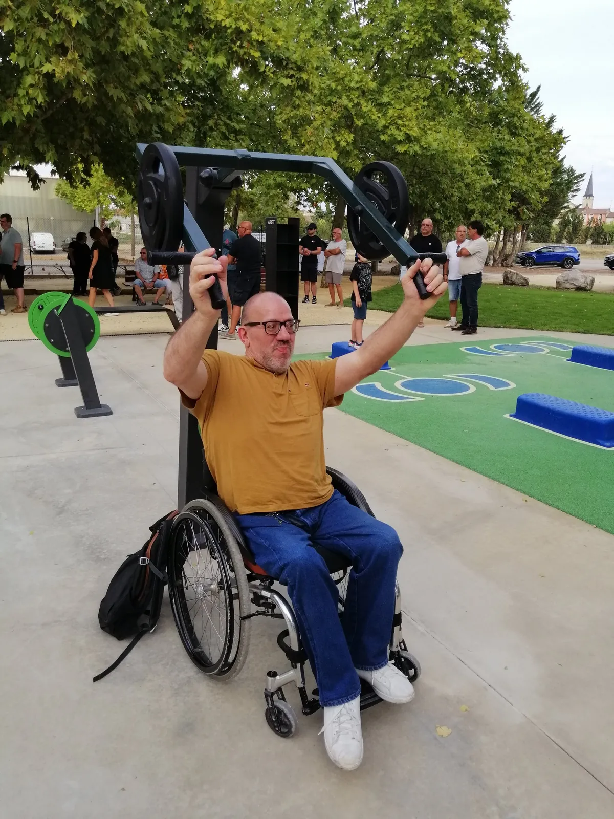 Pratiquant en fauteuil roulant sur un appareil guidé de la gamme PMR AirFit à Bourg-lès-Valence