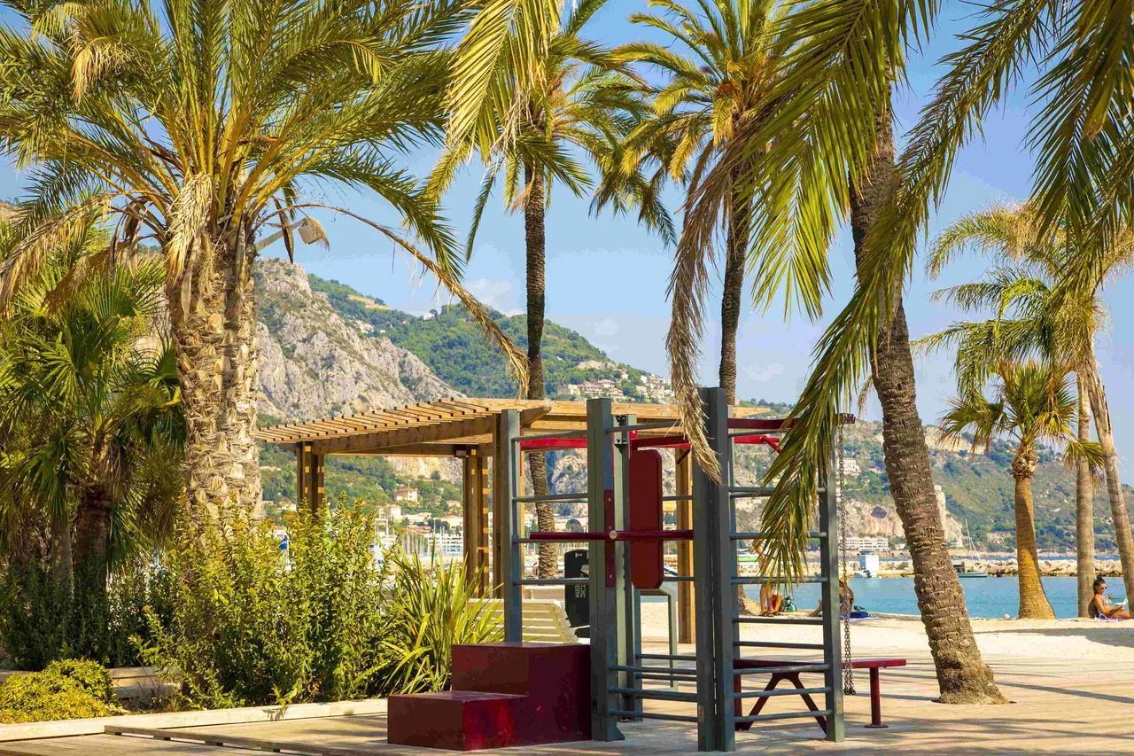 Photo de l'équipement de Fitness le long de la promenade de la mer à Menton