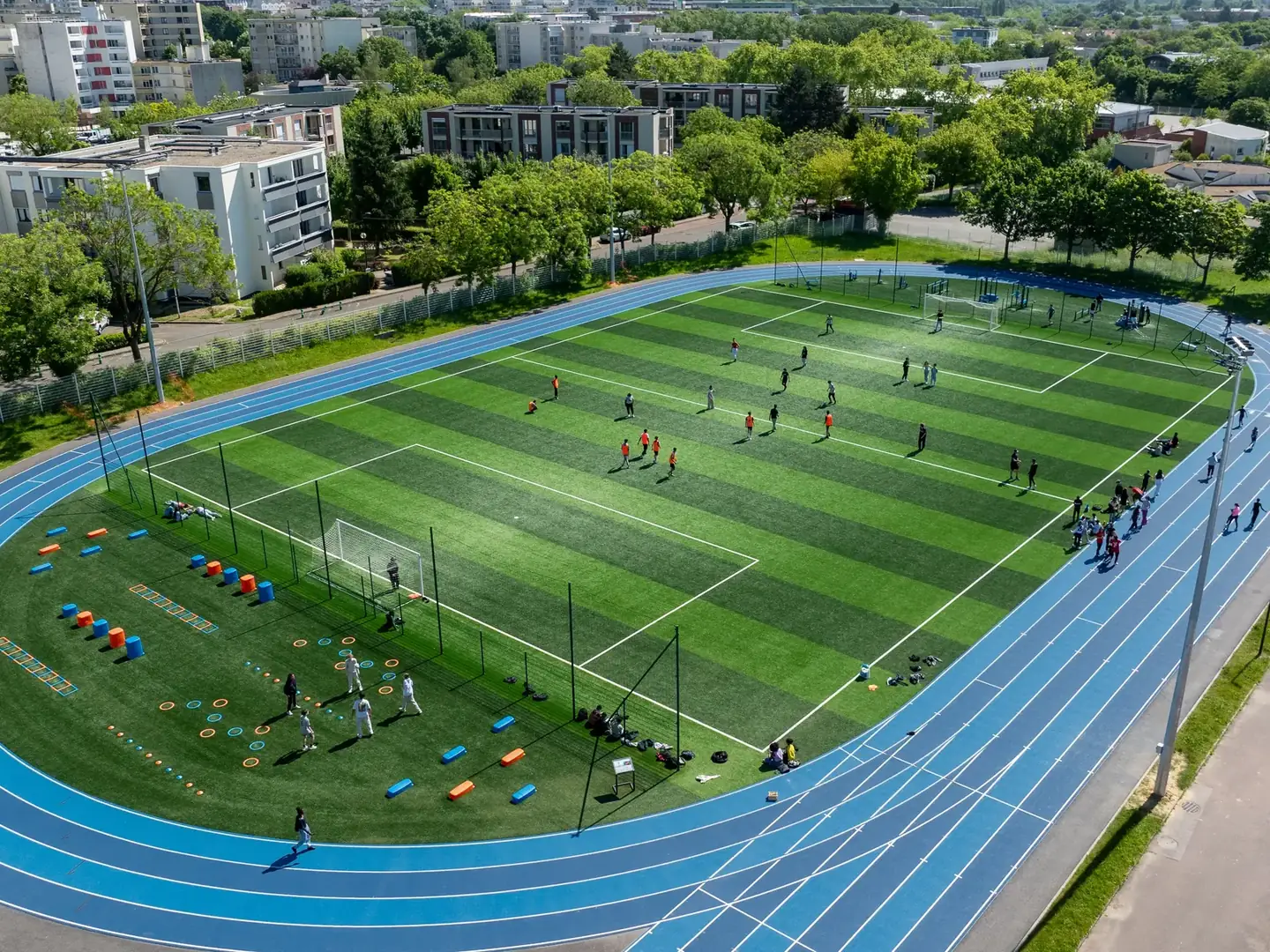 Le stade Pierre de Coubertin rénové, avec la demi-lune de motricité au premier plan