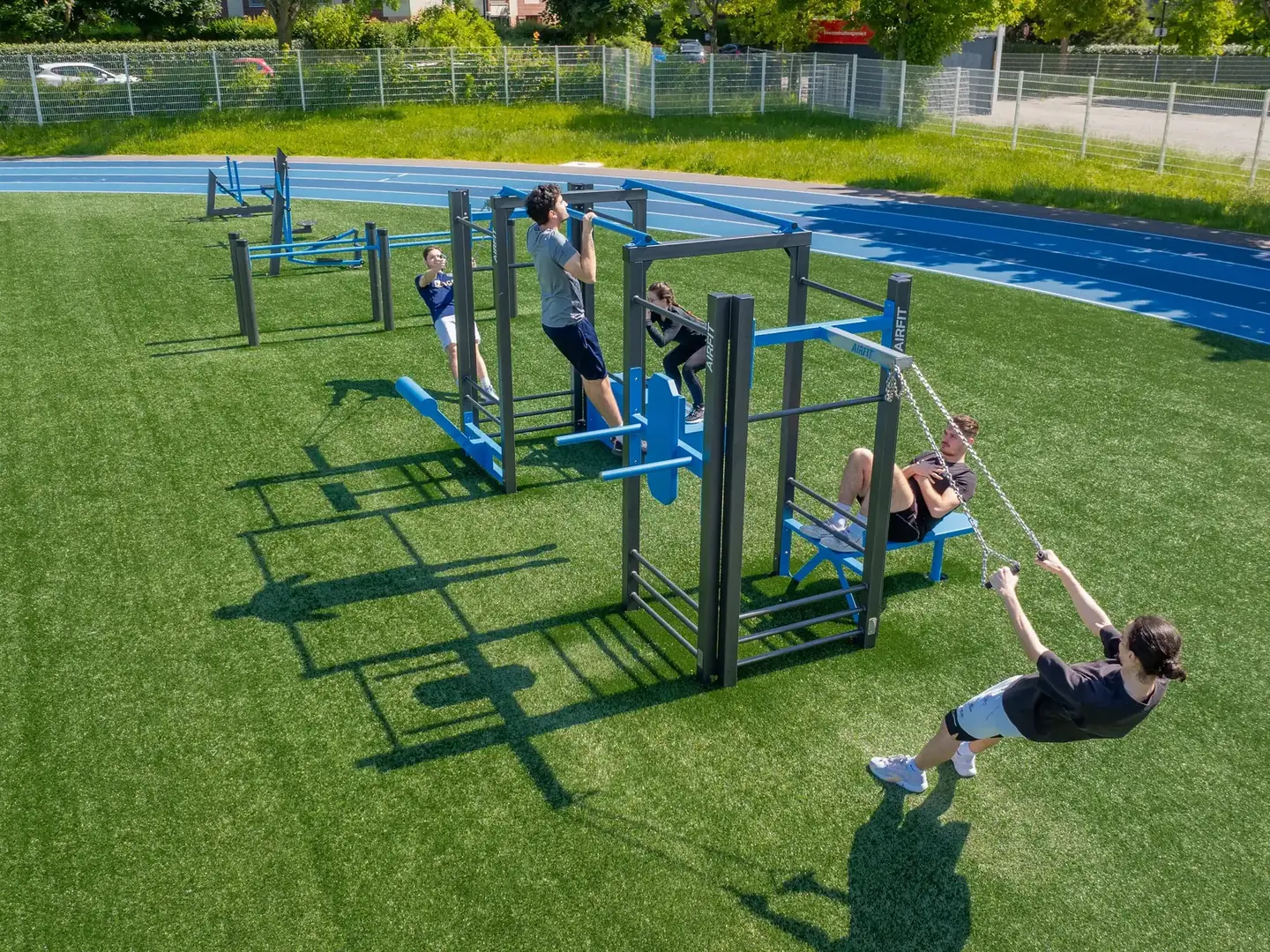 Pratiquants sur la station Street-Fit AirFit du stade Pierre de Coubertin à Montigny-le-Bretonneux